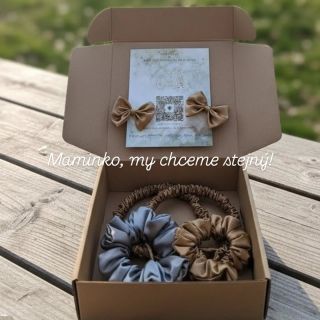 Univerzální set pro maminku a dvě holčičky — ideální na podzim i zimu. Ručně šité gumičky a čelenky z jemného saténu,...